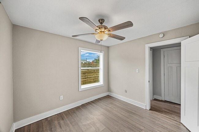 4301 Chartres St, Unit 2 in Houston, TX - Building Photo - Building Photo