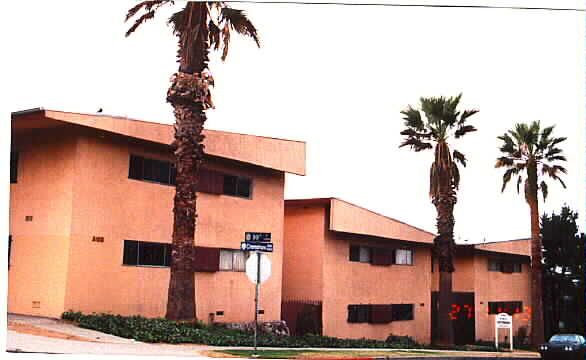 3100-3116 W 99th St in Inglewood, CA - Foto de edificio - Building Photo