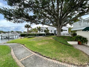 1015 31st Terrace NE in St. Petersburg, FL - Building Photo - Building Photo
