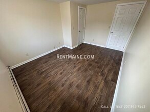 1817 Hammond St in Hermon, ME - Foto de edificio - Building Photo