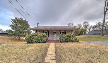 1104 Old Boones Creek Rd in Jonesborough, TN - Foto de edificio - Building Photo