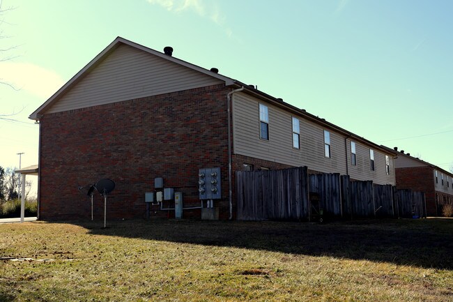 2455 Wilson Rd in Clarksville, TN - Foto de edificio - Building Photo