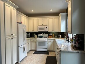 580 Fenwick Way in Simi Valley, CA - Foto de edificio - Building Photo