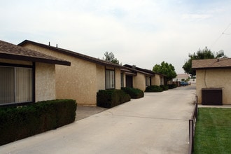 15233 Sequoia Ave in Hesperia, CA - Building Photo - Building Photo