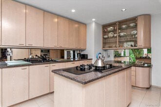 19 Flamingo Rd in Roslyn, NY - Building Photo - Building Photo