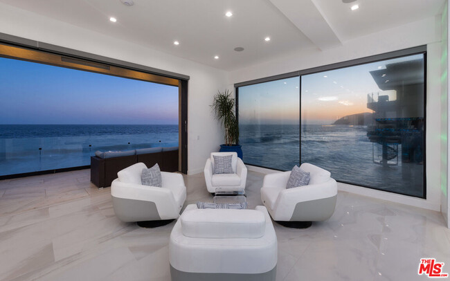 11350 Pacific Coast Hwy in Malibu, CA - Building Photo - Building Photo