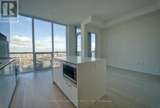 1 Yorkville Ave in Toronto, ON - Building Photo - Building Photo