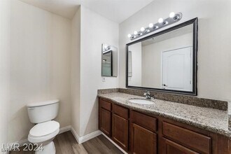 7200 W Pirates Cove Rd in Las Vegas, NV - Building Photo - Building Photo