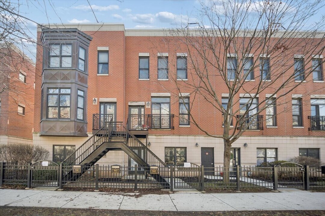 943 W College Pkwy in Chicago, IL - Building Photo