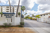 El Tesoro Apartments in Hialeah, FL - Building Photo - Building Photo