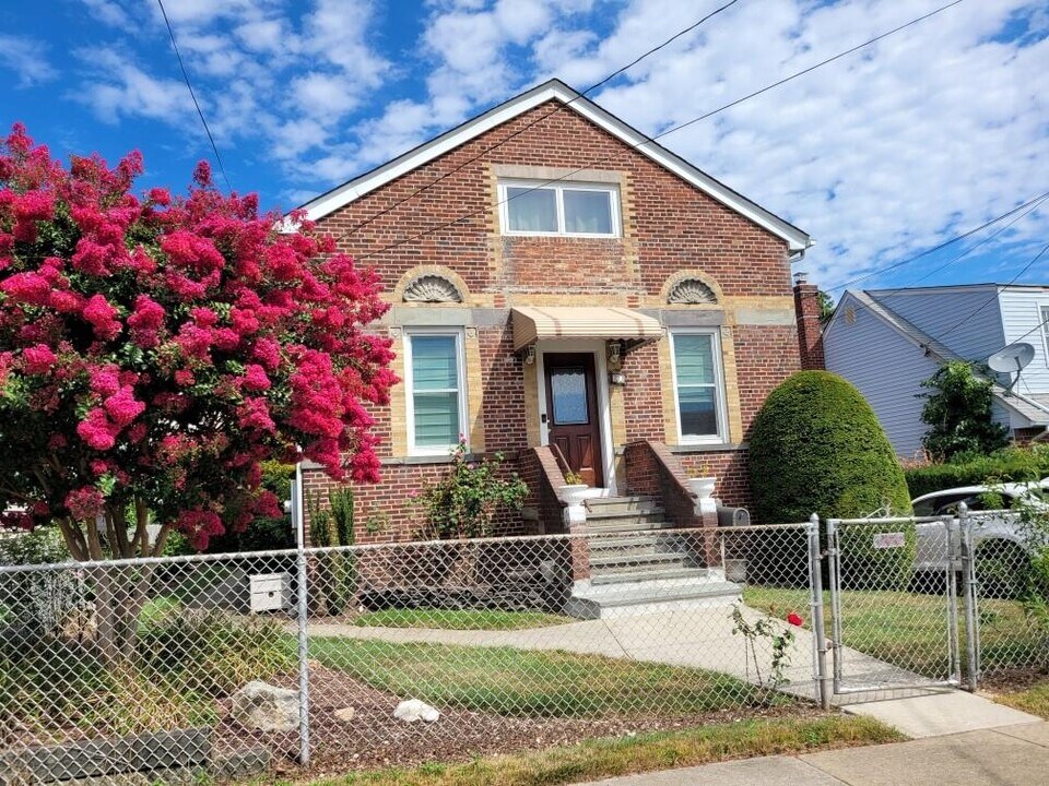 23 Lenox Ave in Westbury, NY - Building Photo