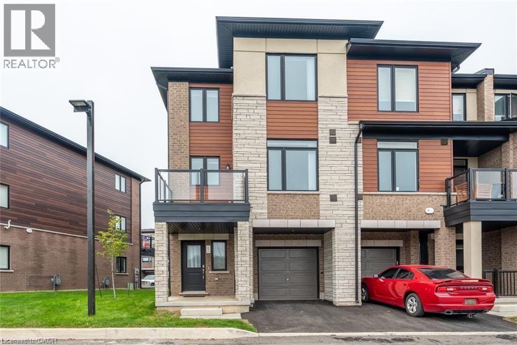 590 N Service Rd in Hamilton, ON - Building Photo