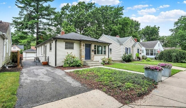 6112 Indianola Ave