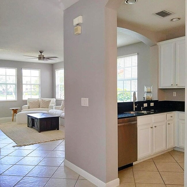647 Castle Dr in Palm Beach Gardens, FL - Building Photo - Building Photo