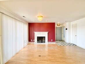 212 Dockside Dr in Hampton, VA - Foto de edificio - Building Photo