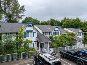 Sunset Garden Condominiums in Renton, WA - Building Photo - Building Photo