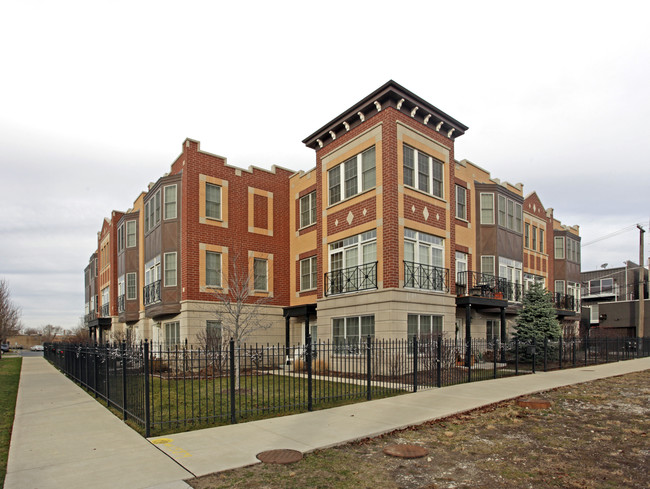 2442-2456 W Fletcher St