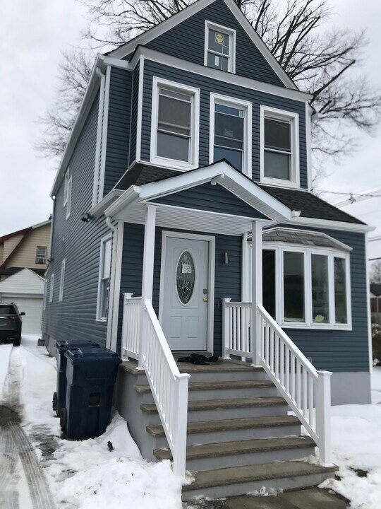 345 Kaplan Ave, Unit Second Floor Unit in Hackensack, NJ - Building Photo