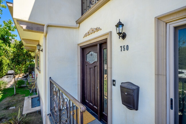 750 E Orange Grove Ave in Burbank, CA - Foto de edificio - Building Photo
