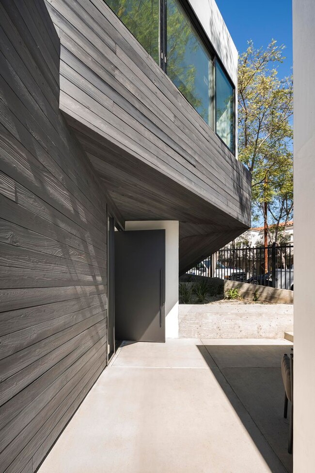 855 Hilldale Ave in West Hollywood, CA - Building Photo - Building Photo