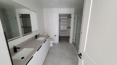 2431 NE 187th St, Unit B2 in Miami, FL - Building Photo - Building Photo