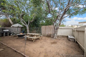 5304 Monroe Ave in San Diego, CA - Foto de edificio - Building Photo