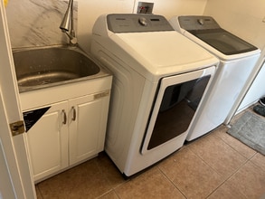 9110 Sonoma Way in Bakersfield, CA - Foto de edificio - Building Photo