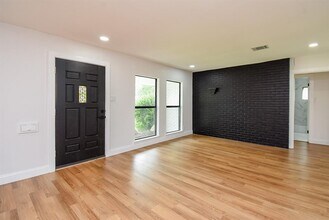 5019 Stillbrooke Dr in Houston, TX - Building Photo - Building Photo