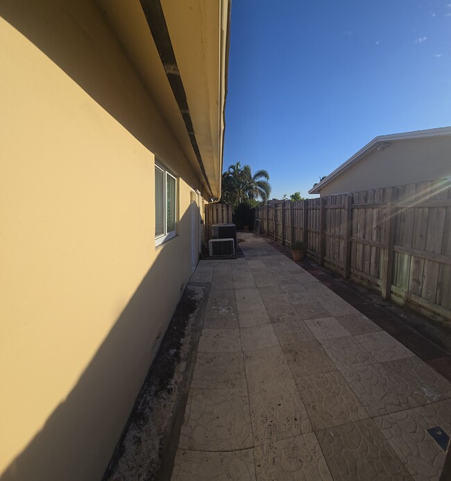 9610 Johnson St in Pembroke Pines, FL - Building Photo - Building Photo