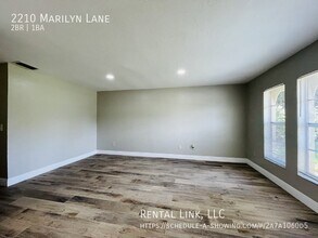 2210 Marilyn Ln in Ft. Myers, FL - Foto de edificio - Building Photo