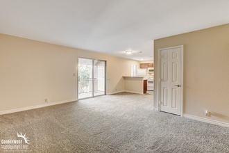 5278 River Glen Dr in Las Vegas, NV - Building Photo - Building Photo