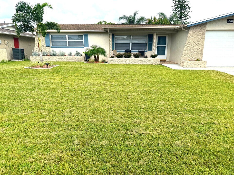 5714 Chipper Dr in New Port Richey, FL - Building Photo