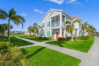 Waterline Estero in Estero, FL - Foto de edificio - Building Photo