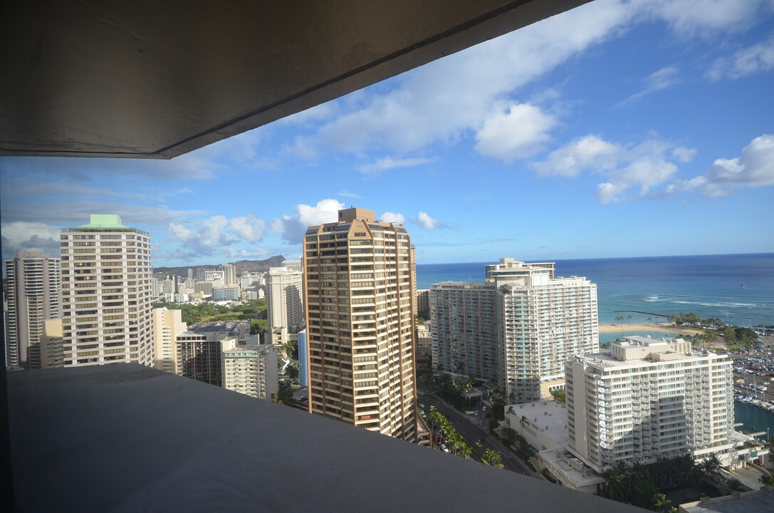 1700 Ala Moana Blvd in Honolulu, HI - Building Photo