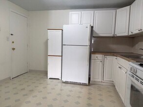 2 Lancelot Court in Salem, NH - Building Photo - Building Photo