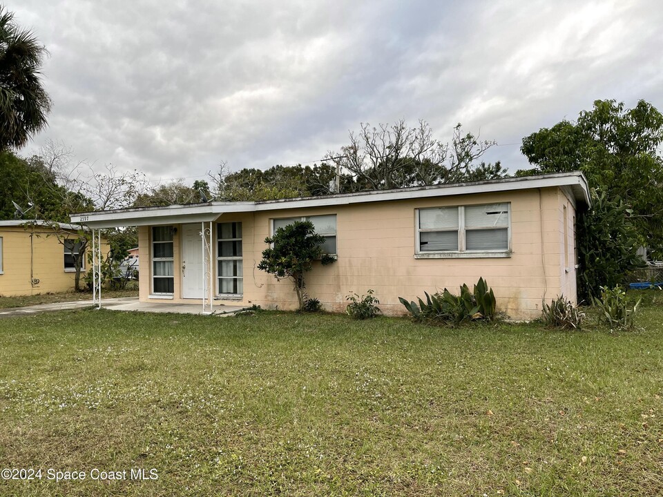 2597 Pepper Ave in Melbourne, FL - Building Photo