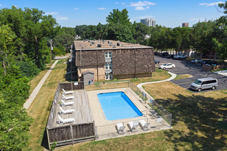 The 4220 Grand Apartments in Des Moines, IA - Foto de edificio - Building Photo