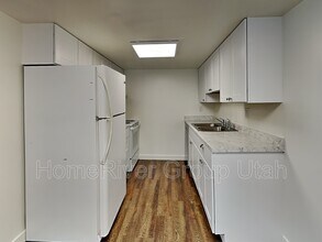 176 W Foxbridge Dr in Midvale, UT - Foto de edificio - Building Photo