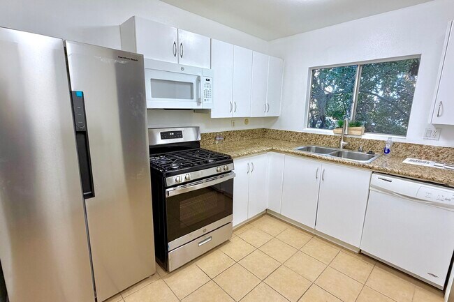18350 Hatteras St, Unit 253 in Tarzana, CA - Building Photo - Building Photo