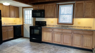 12 Willey St, Unit 10 in Rollinsford, NH - Foto de edificio - Building Photo