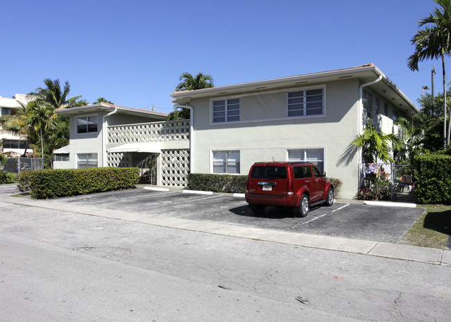 1705 NE 116th Rd in North Miami, FL - Foto de edificio - Building Photo