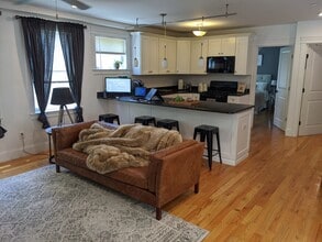 12 Fern St, Unit 1 in Boston, MA - Foto de edificio - Building Photo