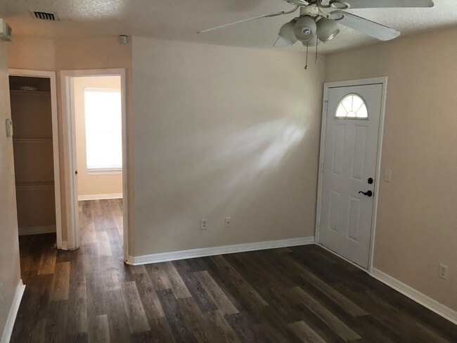614 Daniels St in Hastings, FL - Foto de edificio - Building Photo