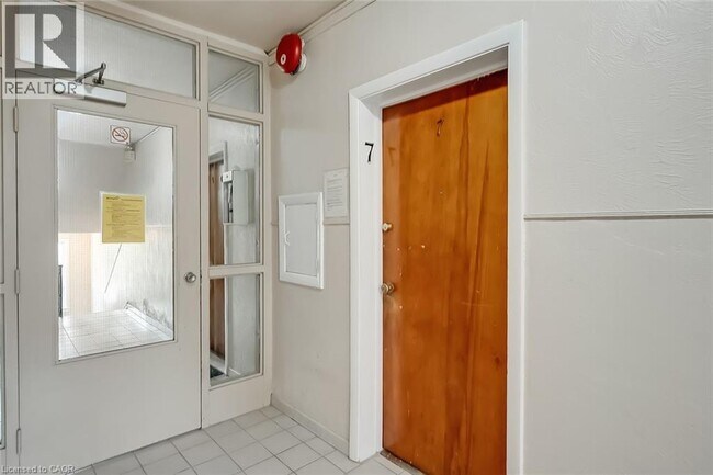 2128 Harris Crescent in Burlington, ON - Building Photo - Building Photo