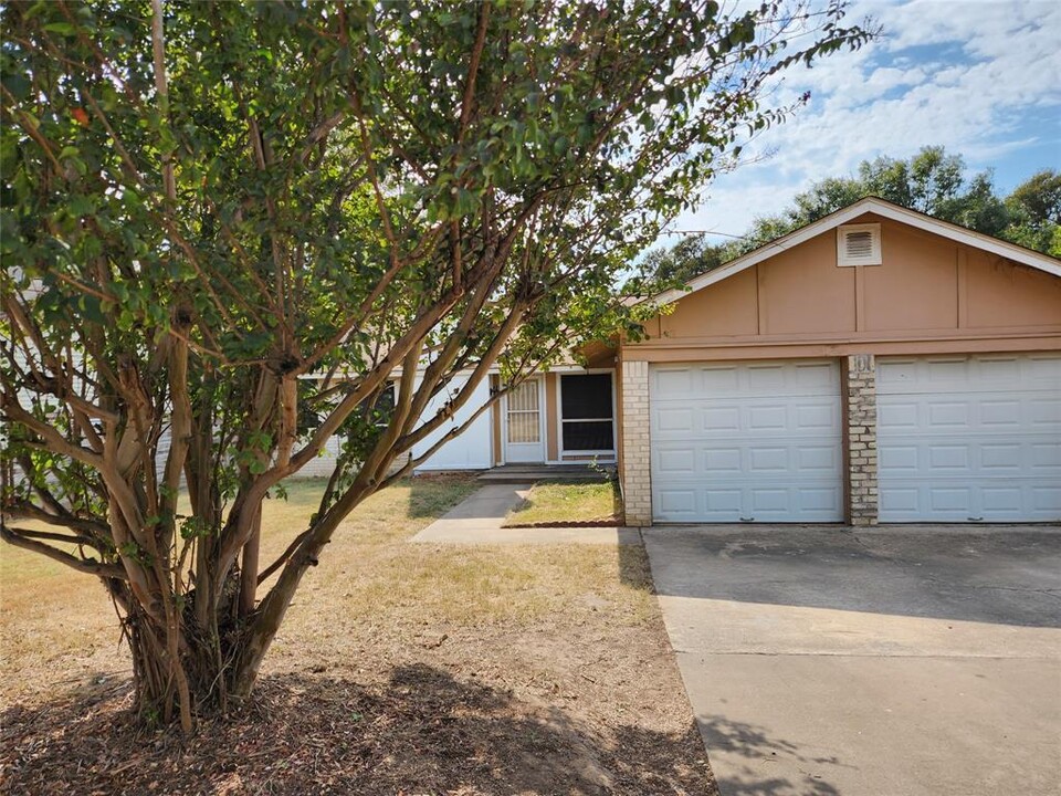 6010 Wagon Bend in Austin, TX - Building Photo