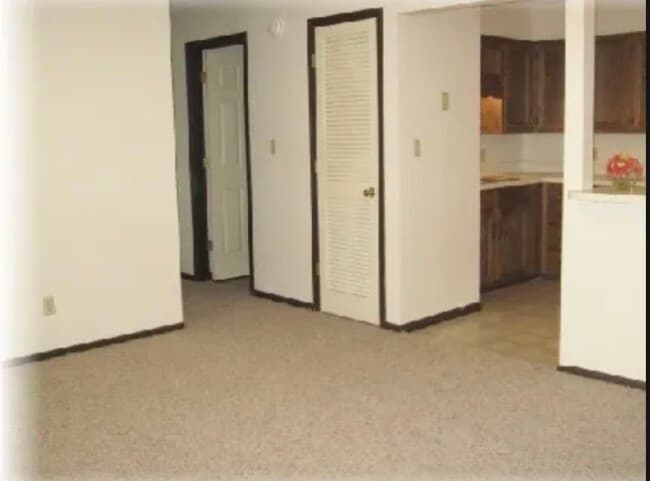 1100 W High St, Unit 2 in Jefferson City, MO - Building Photo - Building Photo