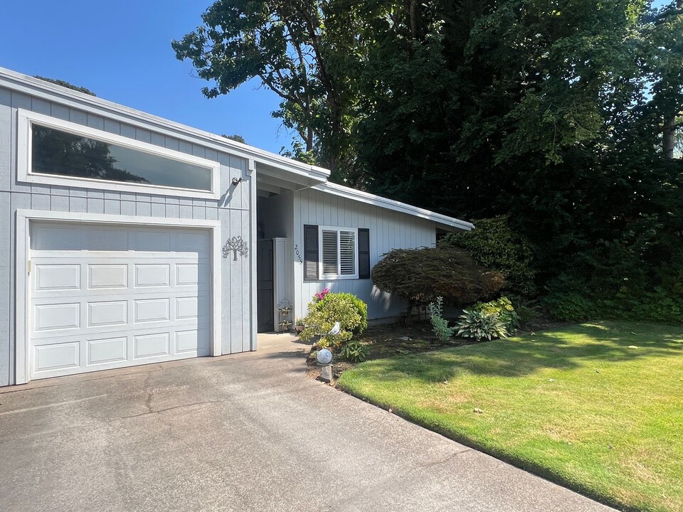 2045 Fairway Loop in Eugene, OR - Building Photo