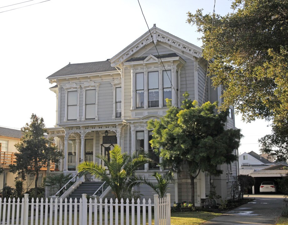 2044 Alameda Ave in Alameda, CA - Foto de edificio