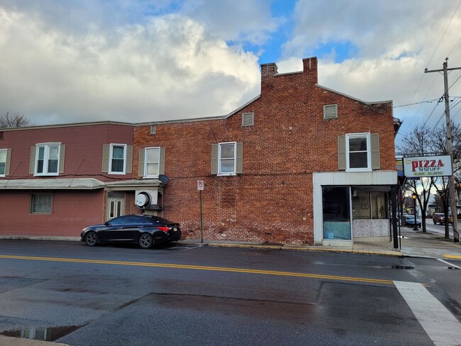 87 W King St