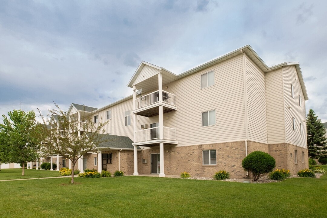 Pinehurst in Fargo, ND - Building Photo